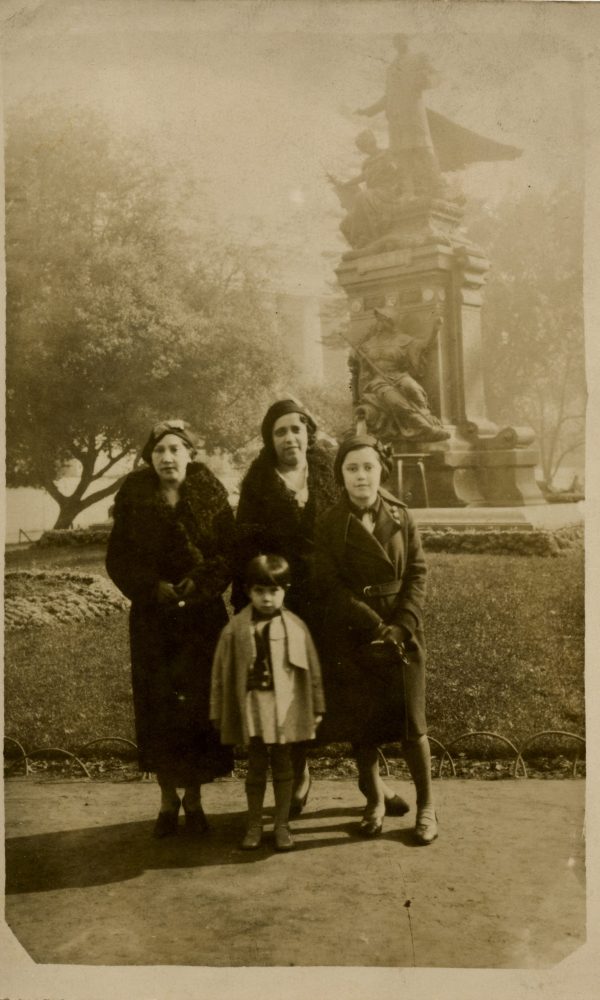 31- Familia en plaza Vicuña Mackenna